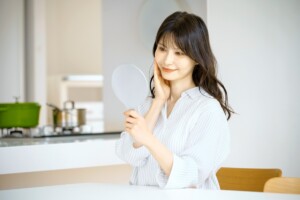 鏡を見る女性